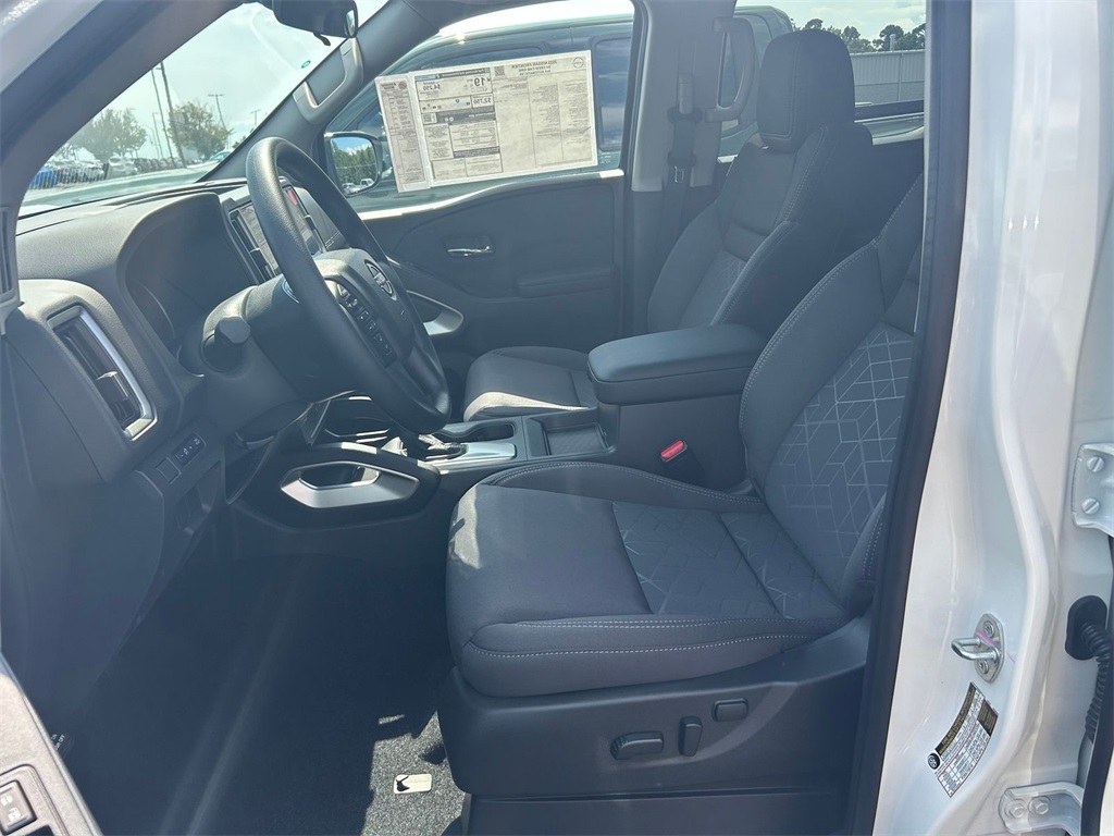 2025 Nissan Frontier Crew Cab SV photo 7