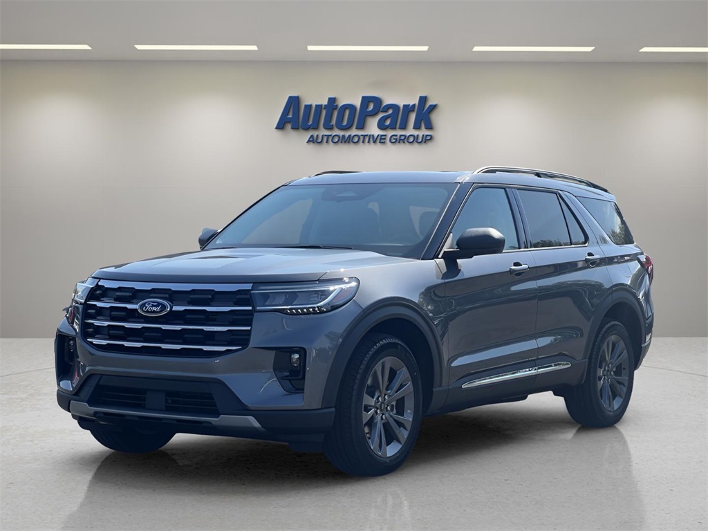 2025 Ford Explorer photo 2