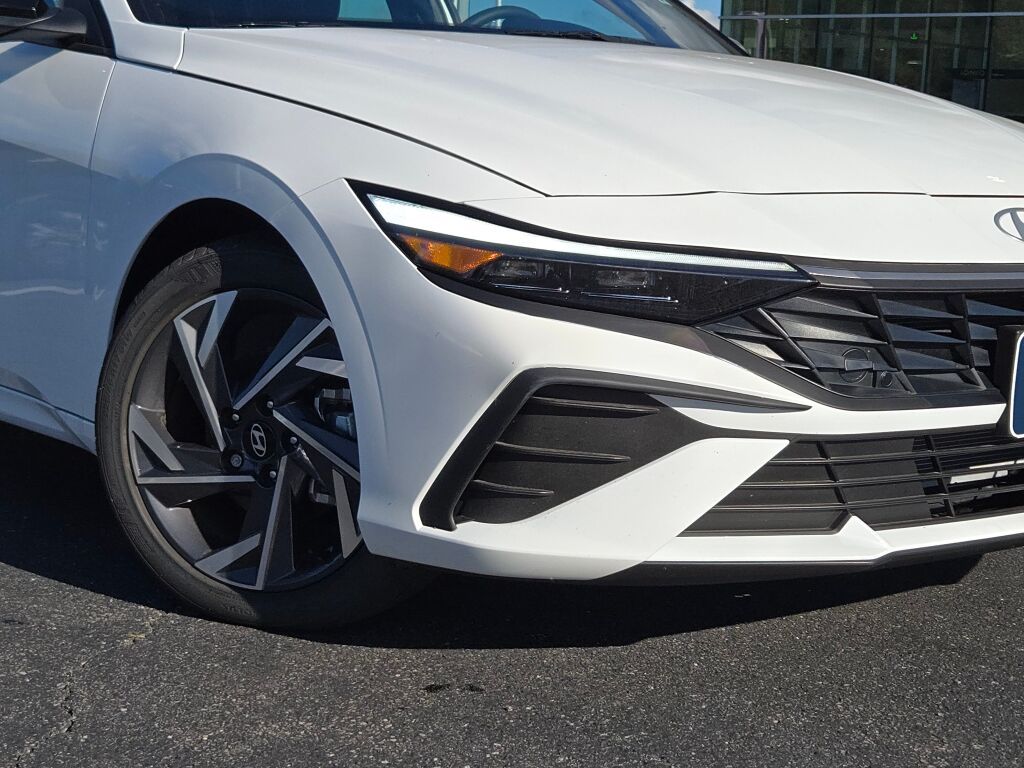 2025 Hyundai Elantra SEL Sport photo 3