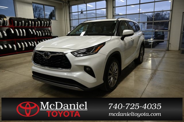2022 Toyota Highlander Platinum's photo
