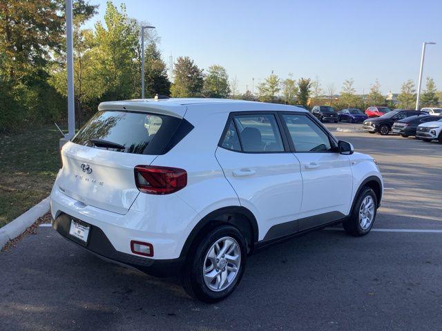 2026 Hyundai Venue SE photo 2