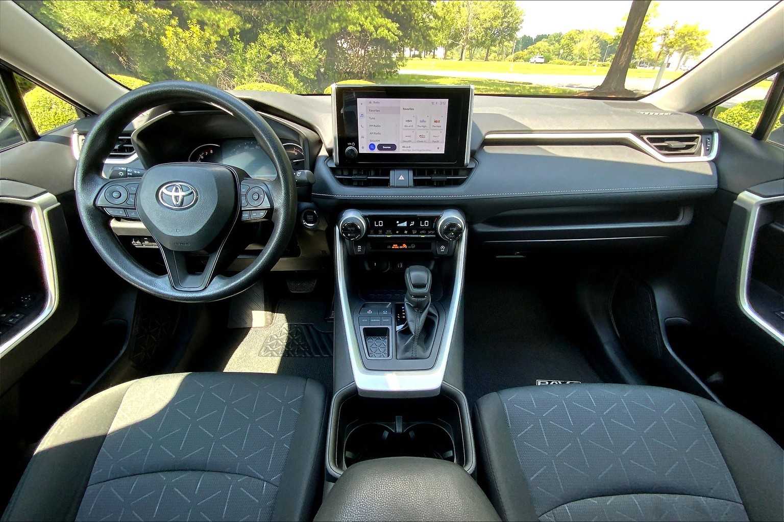 2024 Toyota RAV4 XLE photo 12