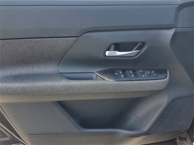 2025 Nissan Kicks SV photo 3