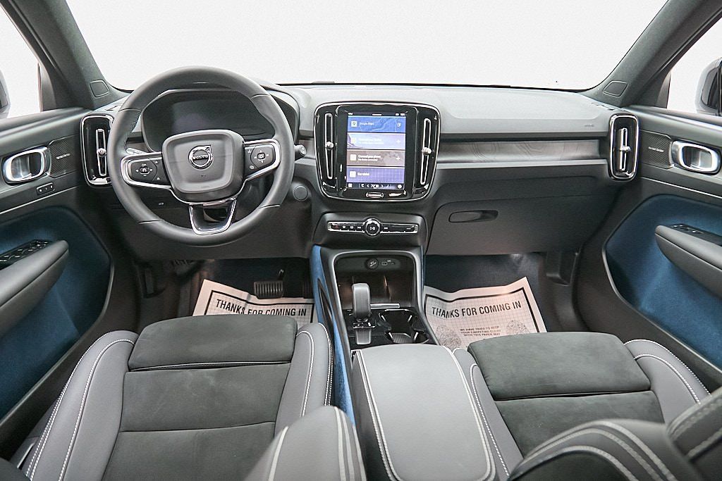 2023 VOLVO XC40 - Image 25