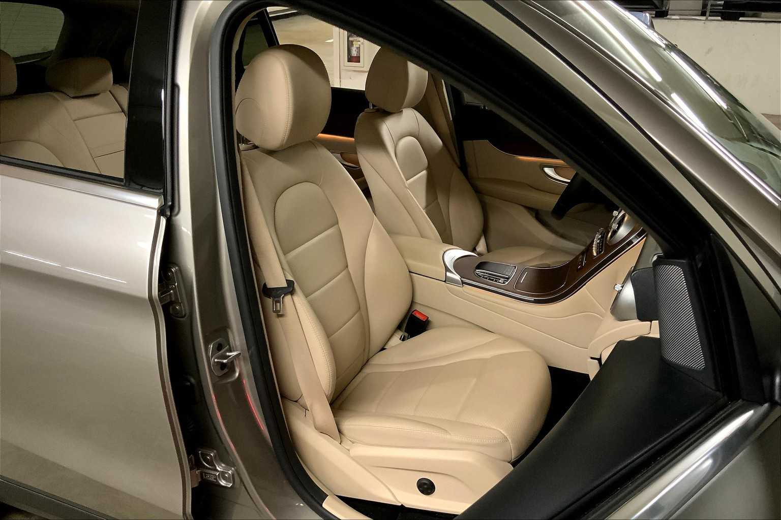 2022 Mercedes Benz GLC 300 photo 8
