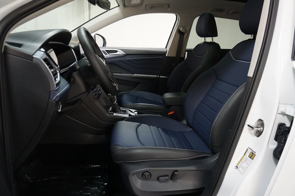 2025 Volkswagen Taos SEL photo 9