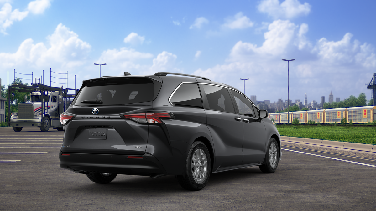 2025 Toyota Sienna XLE photo 9