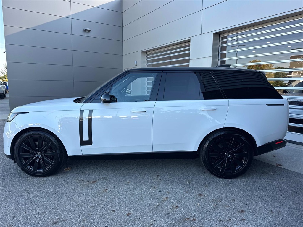 2023 Land Rover Range Rover SE photo 4