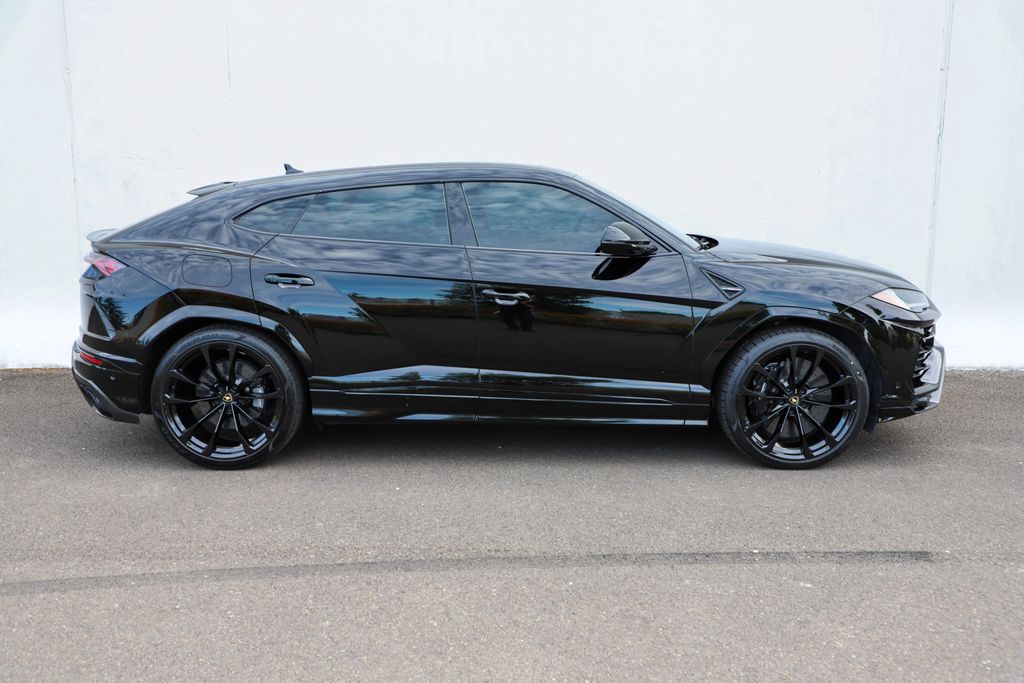 2021 Lamborghini Urus photo 3