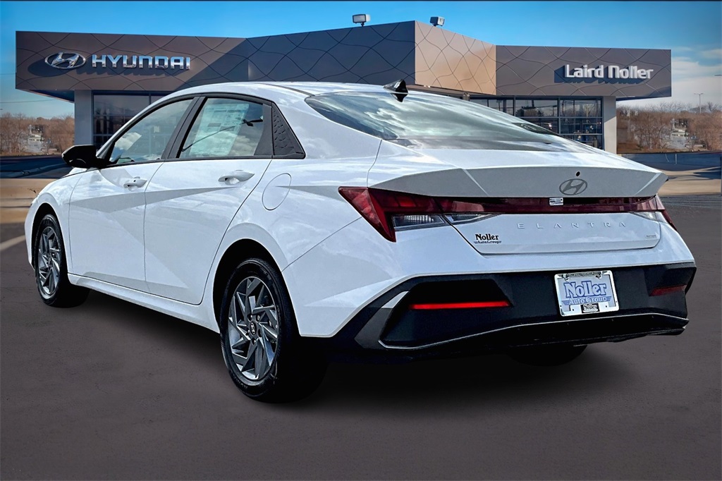 2025 Hyundai Elantra Hybrid Blue photo 3