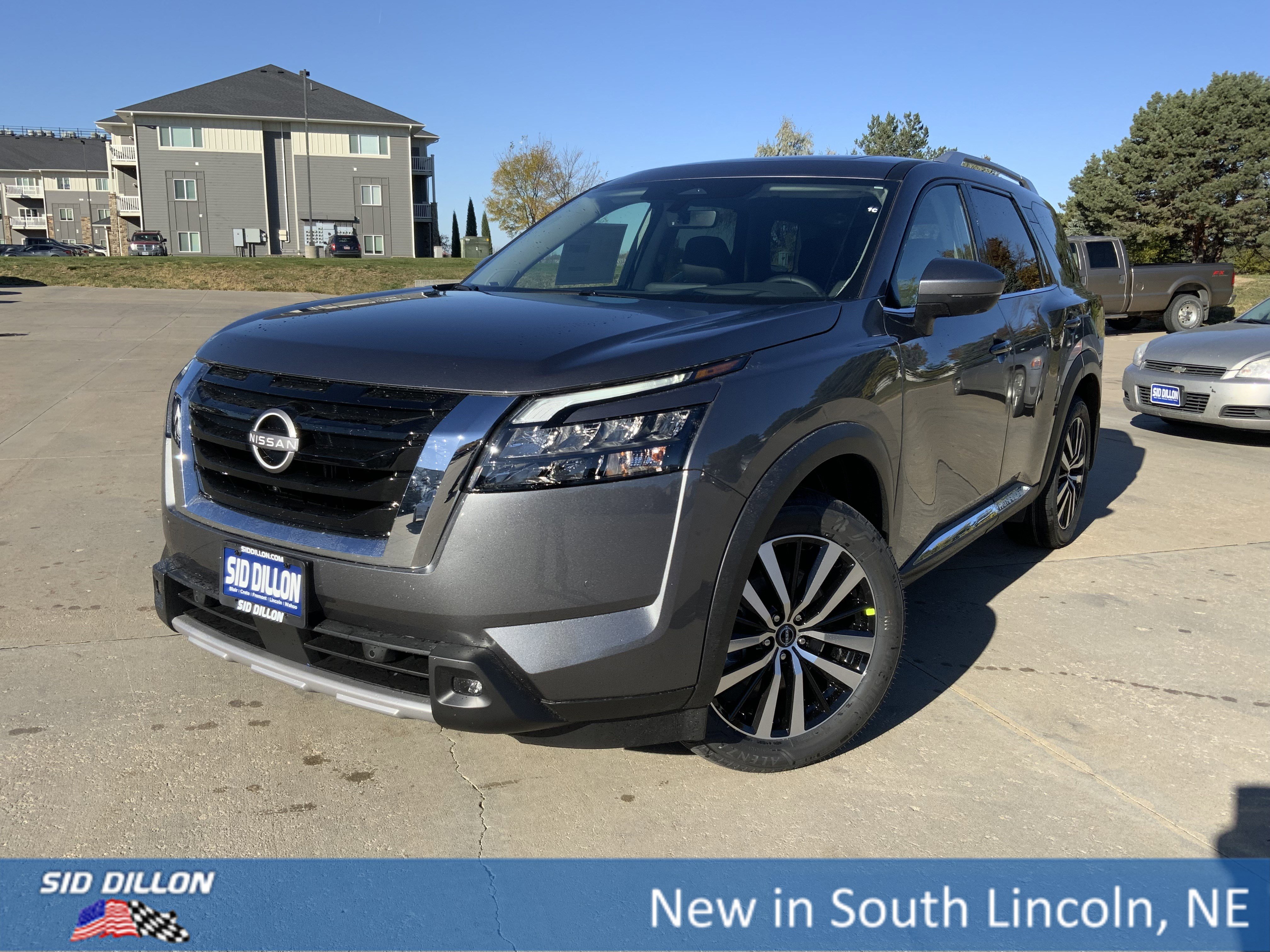 2025 Nissan Pathfinder Platinum's photo