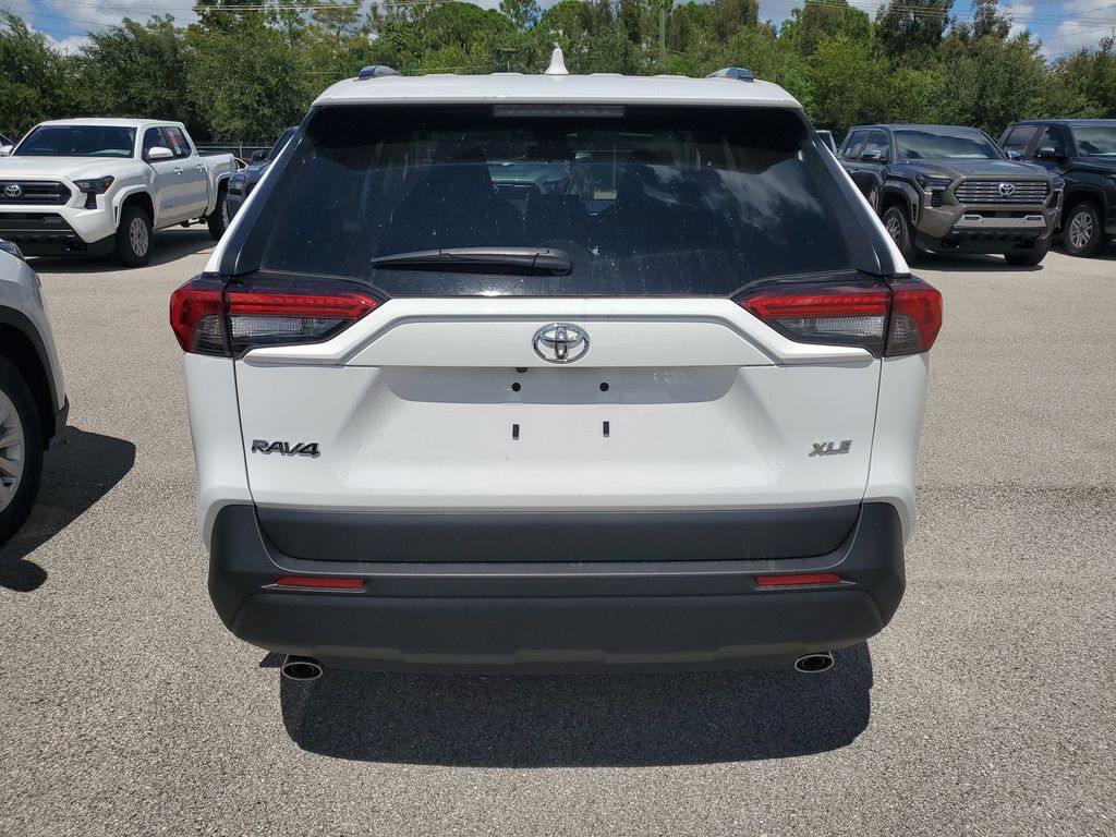 2025 Toyota RAV4 XLE photo 4