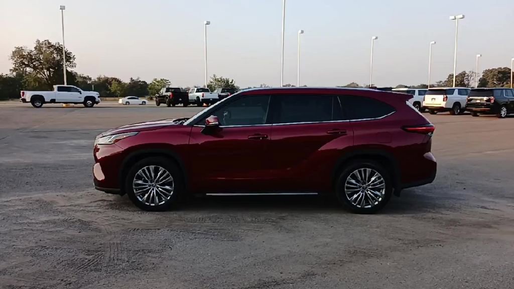 2022 Toyota Highlander Platinum photo 2