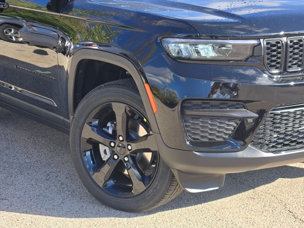 2025 Jeep Grand Cherokee Laredo Altitude photo 3