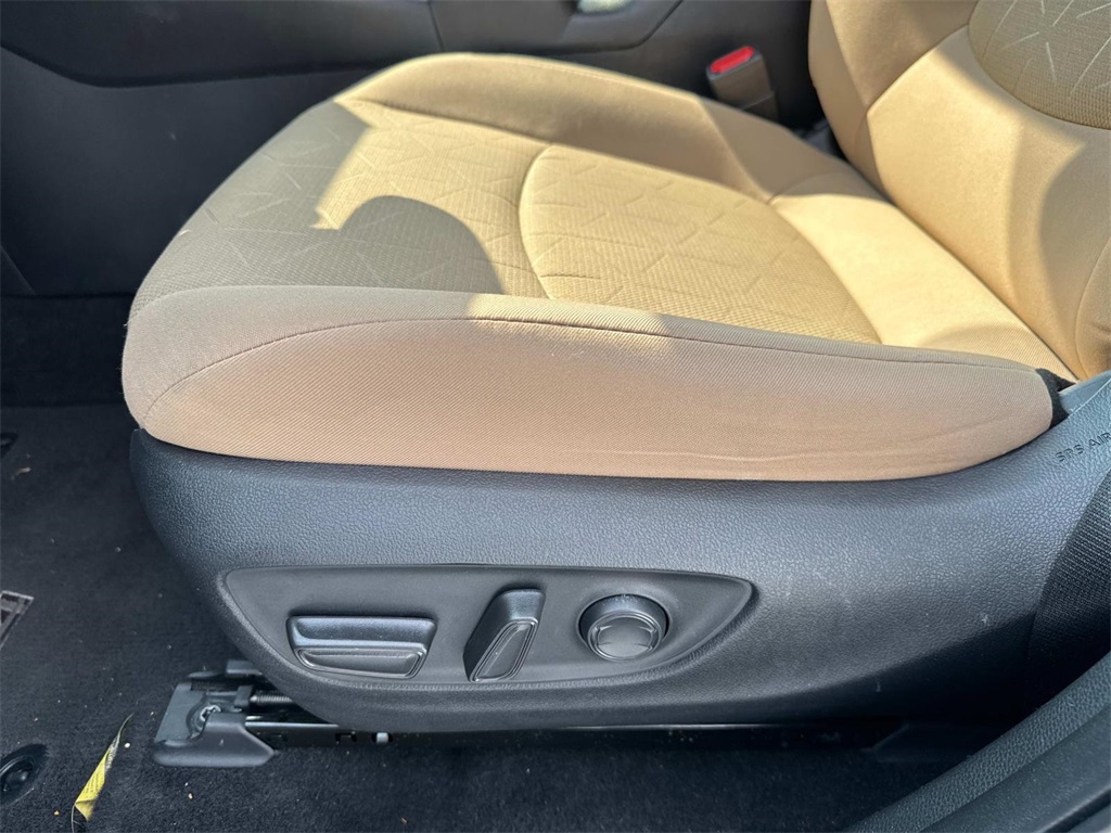 2022 Toyota RAV4 Hybrid XLE photo 16