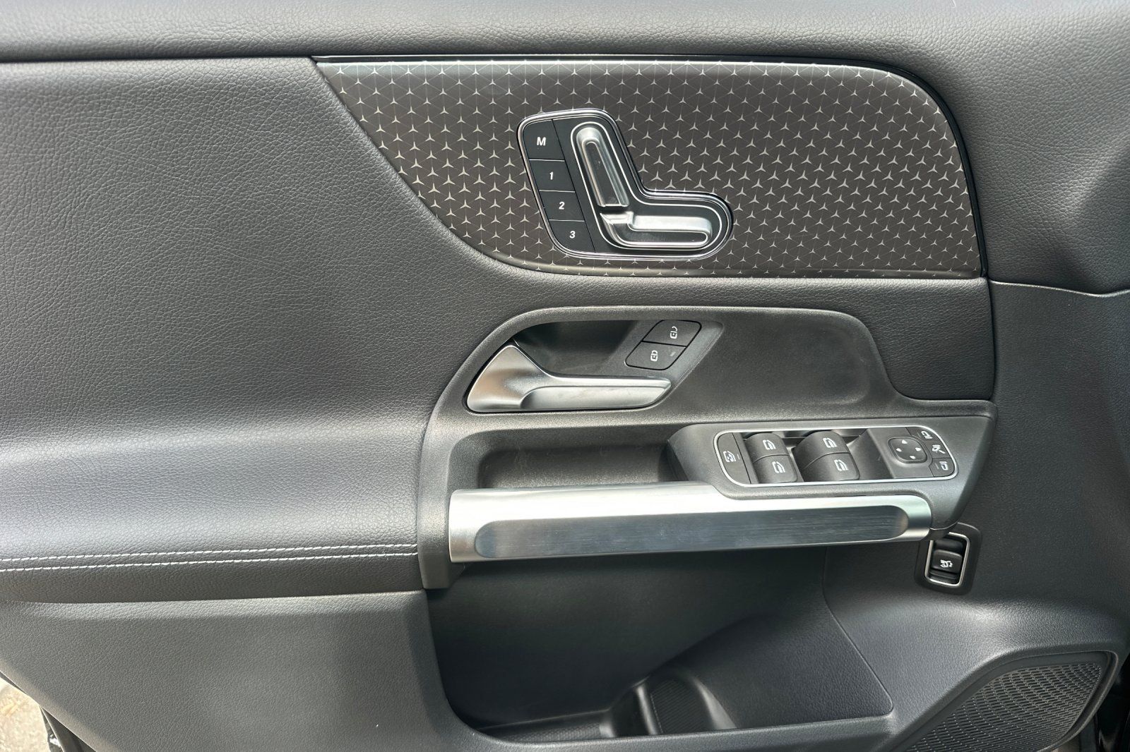 2025 Mercedes Benz GLB 250 photo 18