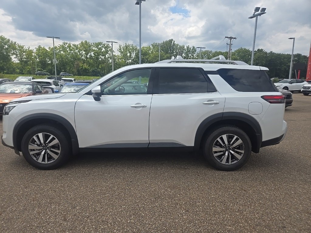 2025 Nissan Pathfinder SL photo 3