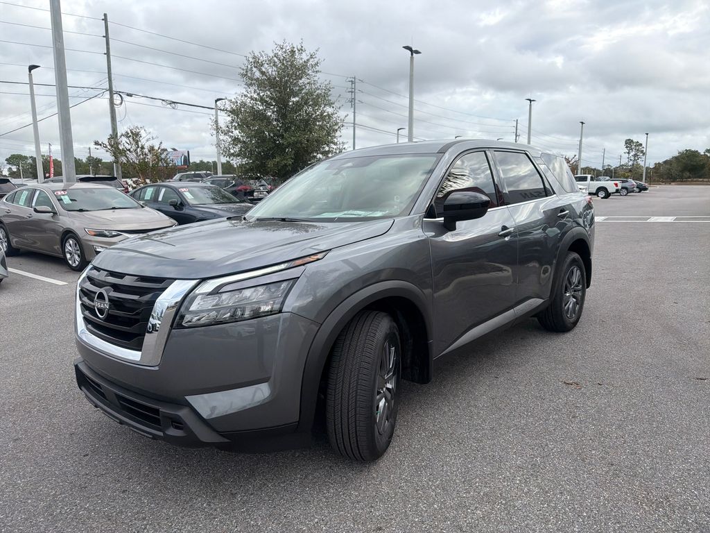 2025 Nissan Pathfinder S photo 2