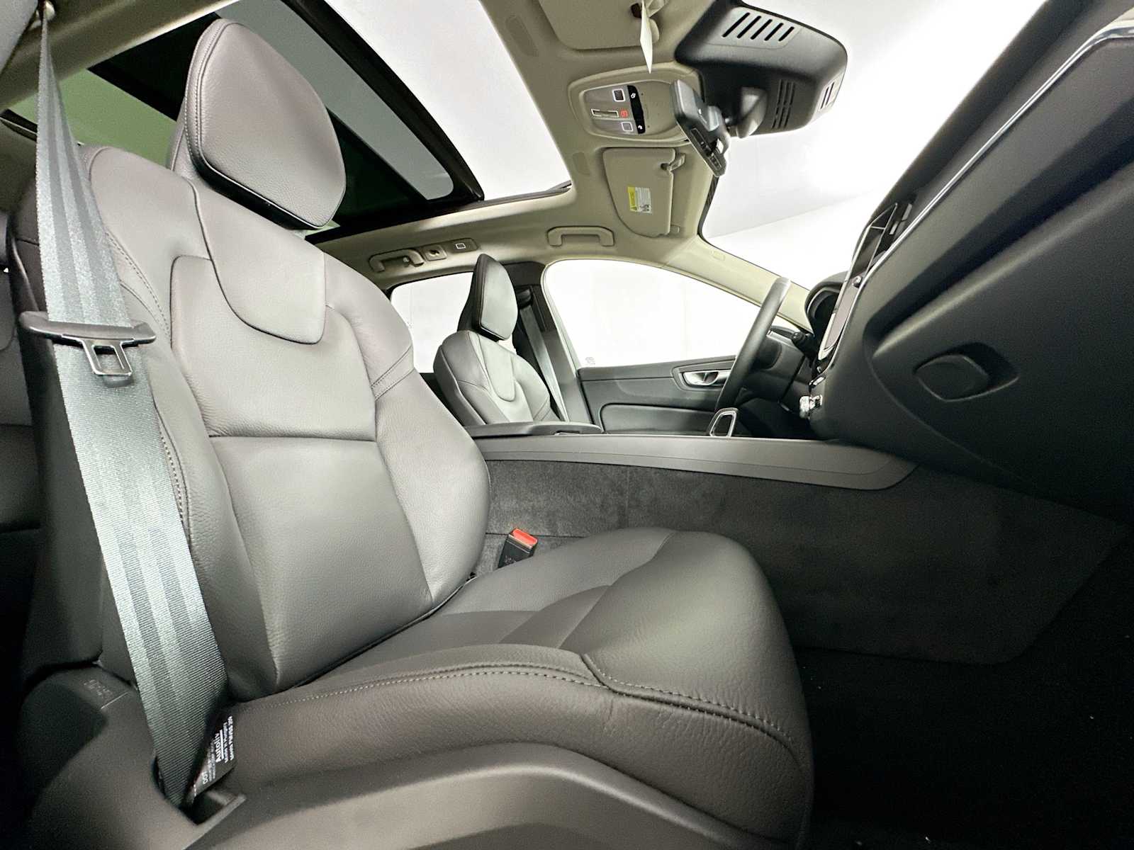 2025 Volvo XC60 T8 Plus photo 24