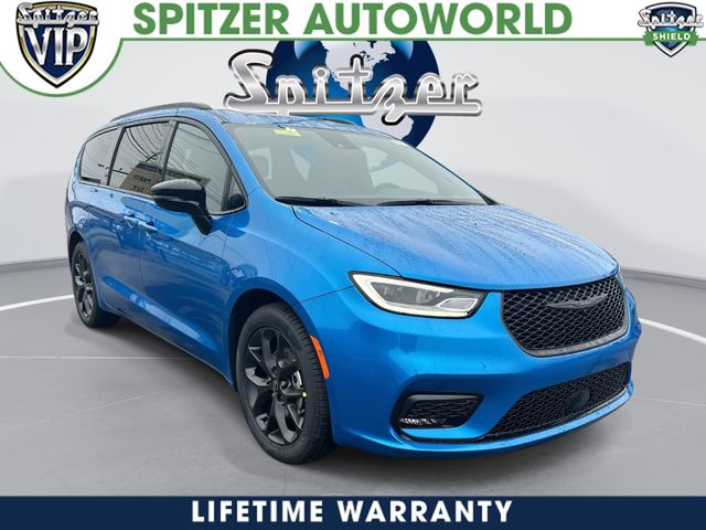 2026 Chrysler Pacifica Limited's photo