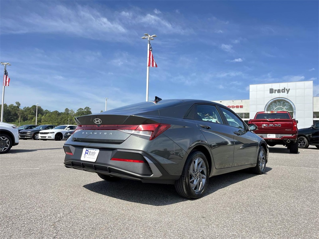 2024 Hyundai Elantra SEL photo 6