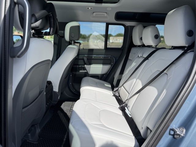 2025 Land Rover Defender 110 S photo 10