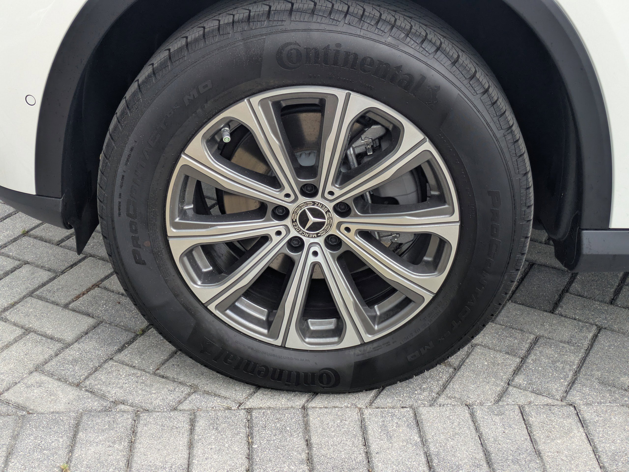 2025 Mercedes Benz GLC 300 photo 3