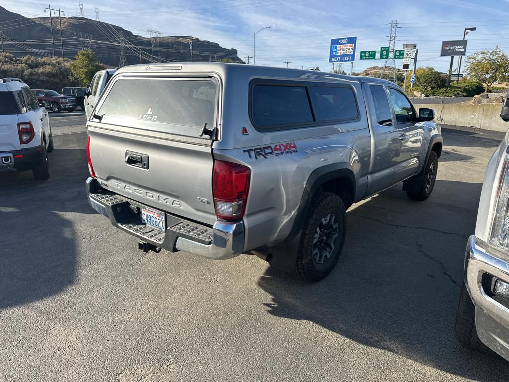 2017 Toyota Tacoma SR5 TRD Sport photo 3