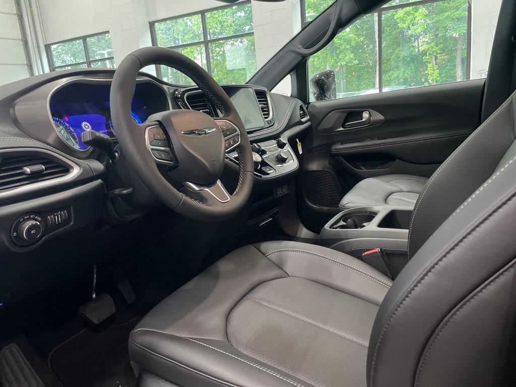 2025 Chrysler Pacifica photo 2