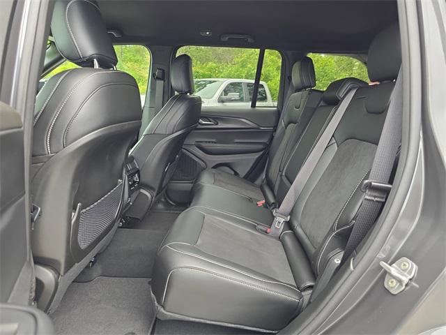 2025 Jeep Grand Cherokee Altitude photo 11