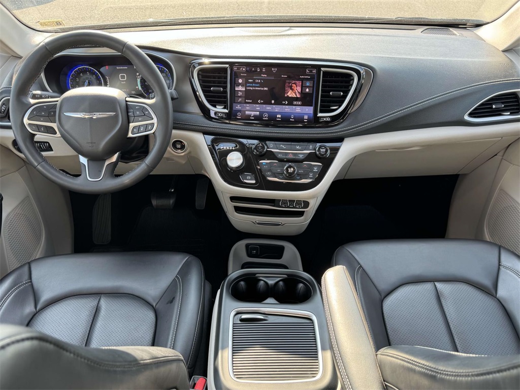 2023 Chrysler Pacifica Touring L photo 17