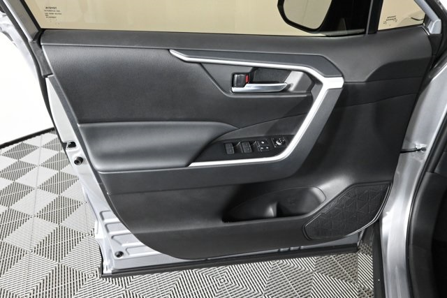 2025 Toyota RAV4 XLE photo 10