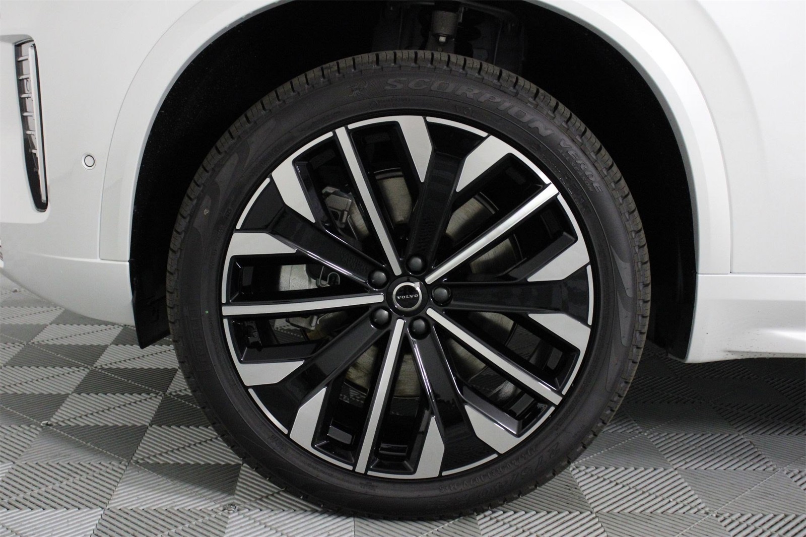 2026 Volvo XC90 T8 Plus photo 8