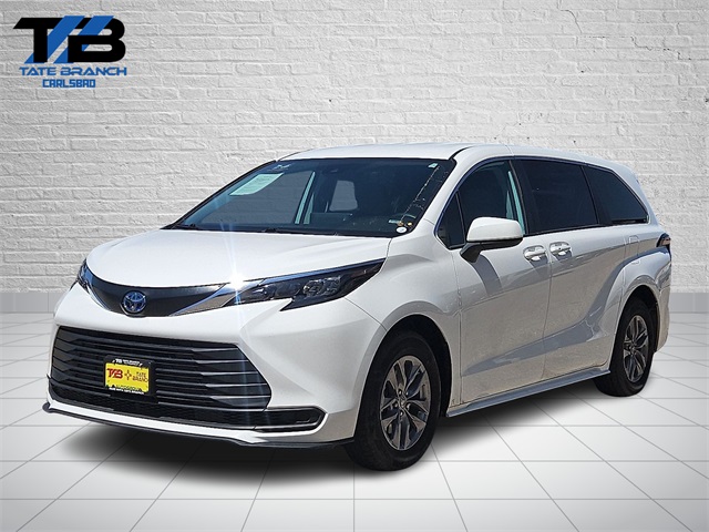 2024 Toyota Sienna LE's photo
