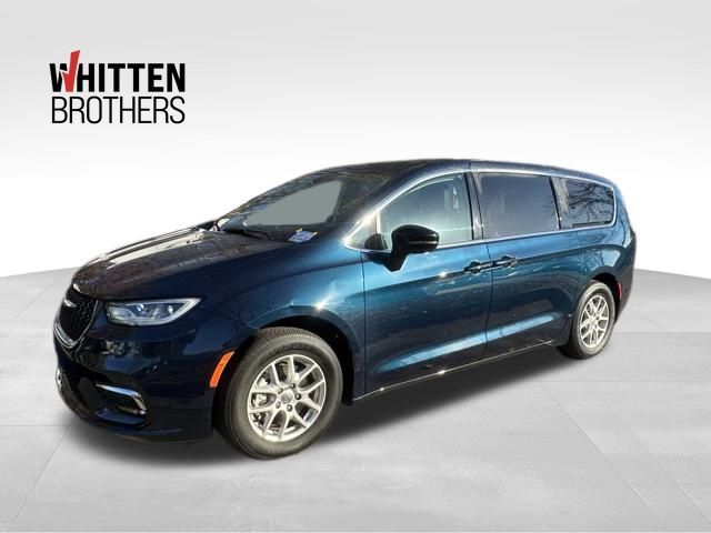 2024 Chrysler Pacifica Touring L's photo