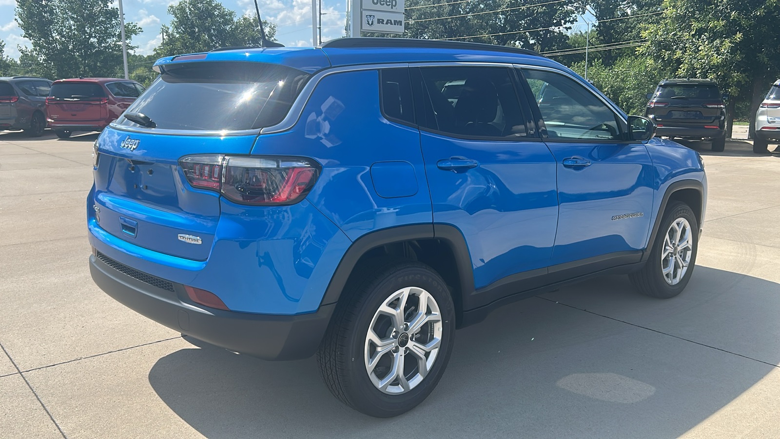 2025 Jeep Compass Latitude photo 2