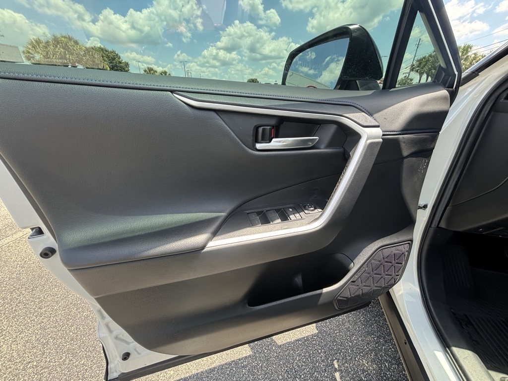 2022 Toyota RAV4 Hybrid XSE photo 8