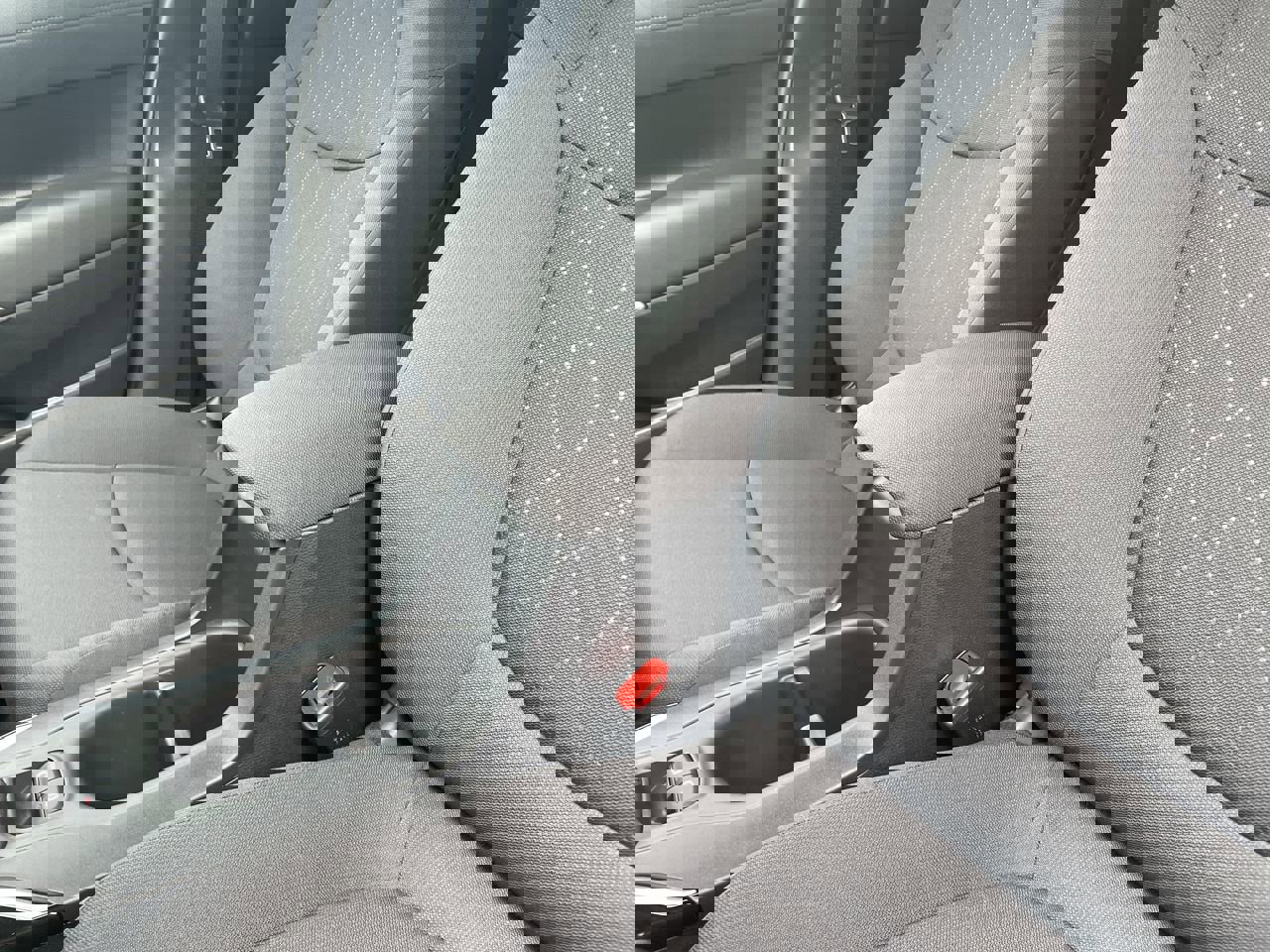 2025 Toyota Corolla Cross LE photo 18