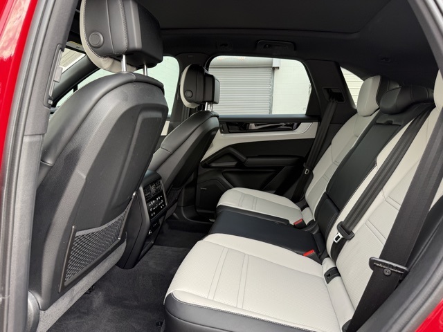 2025 Porsche Cayenne Base photo 24
