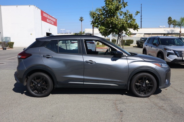 2023 Nissan Kicks SR photo 2