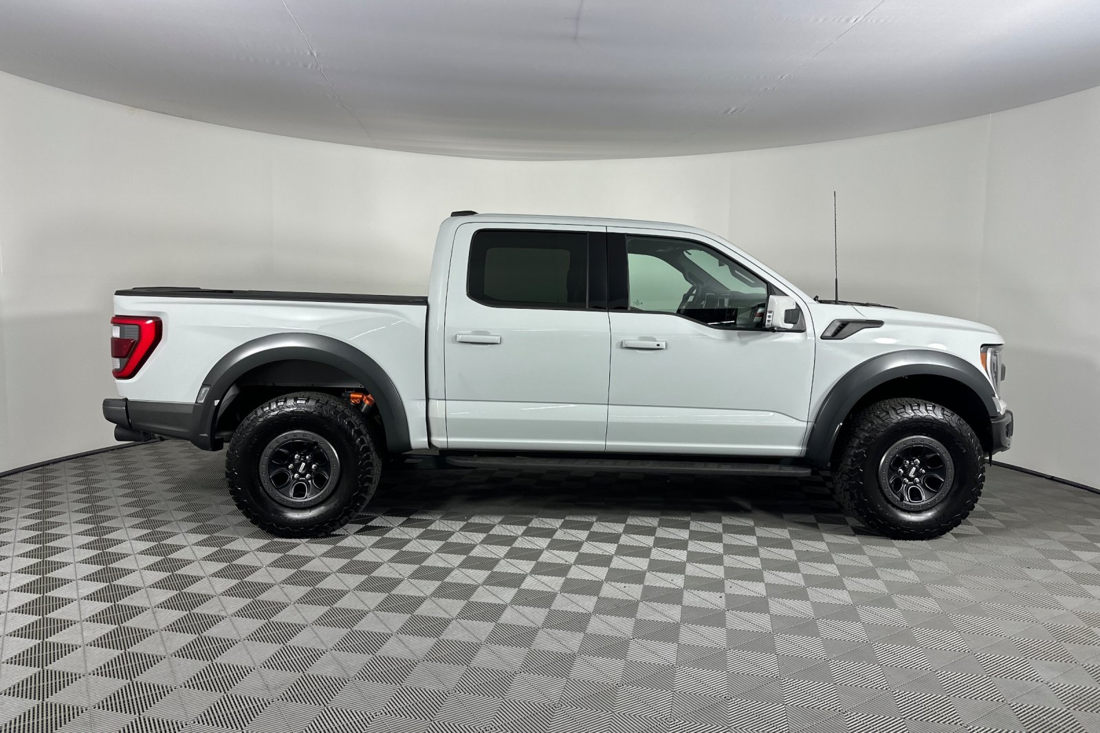 2023 Ford F-150 Raptor photo 2