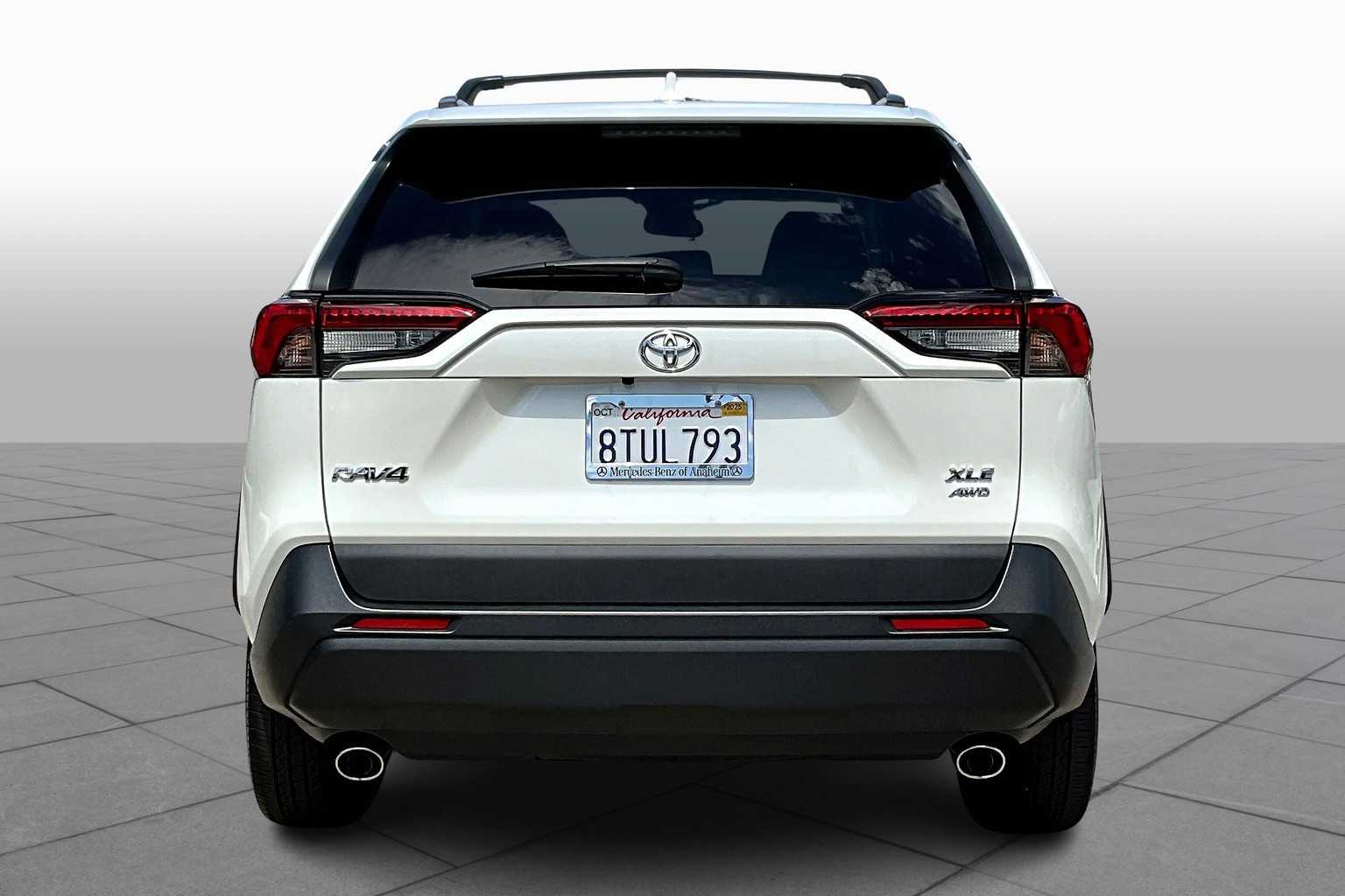 2021 Toyota RAV4 XLE Premium photo 4
