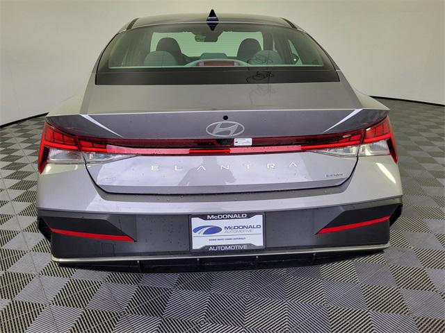 2025 Hyundai Elantra Hybrid Blue photo 18