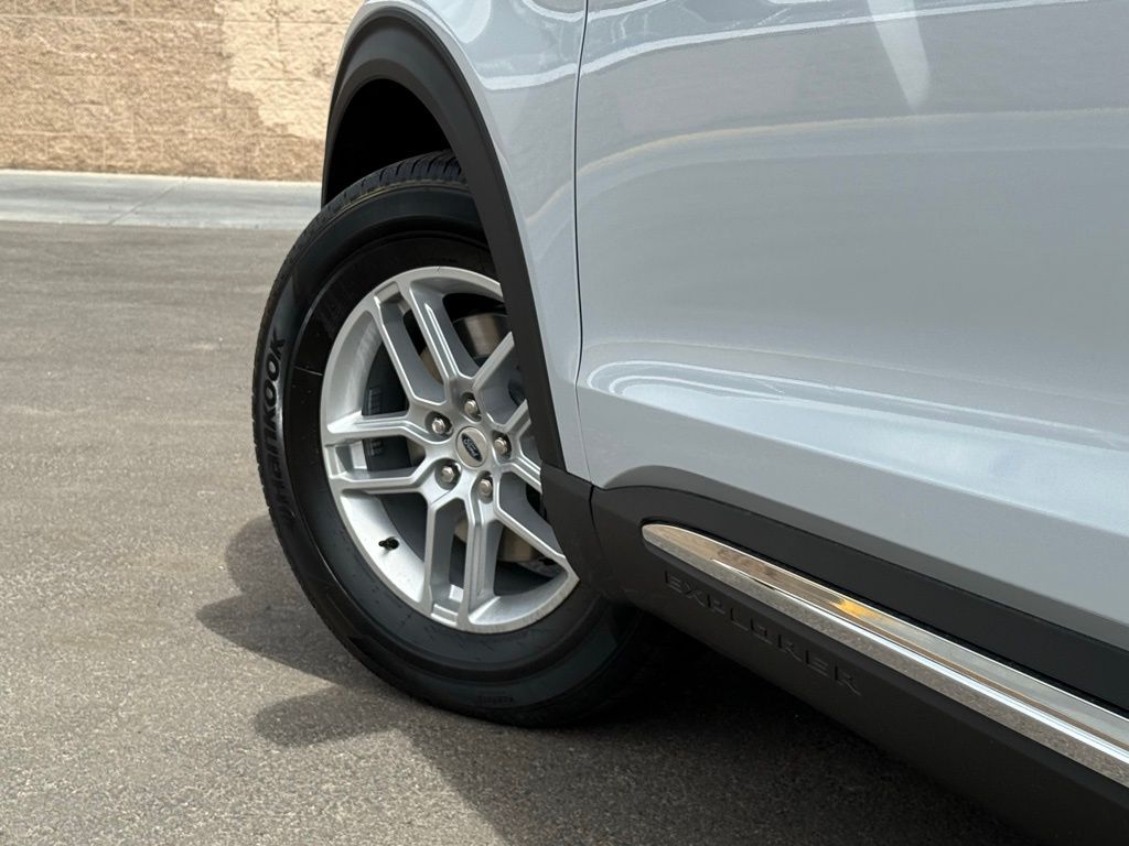 2025 Ford Explorer photo 16
