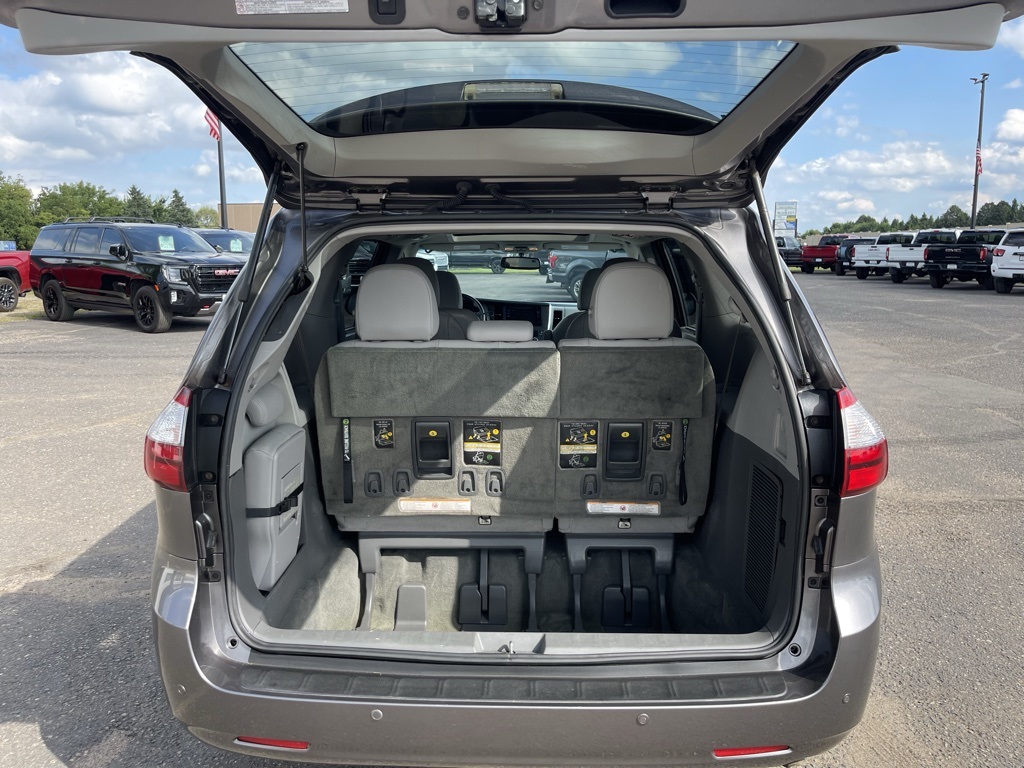 2017 Toyota Sienna XLE photo 25
