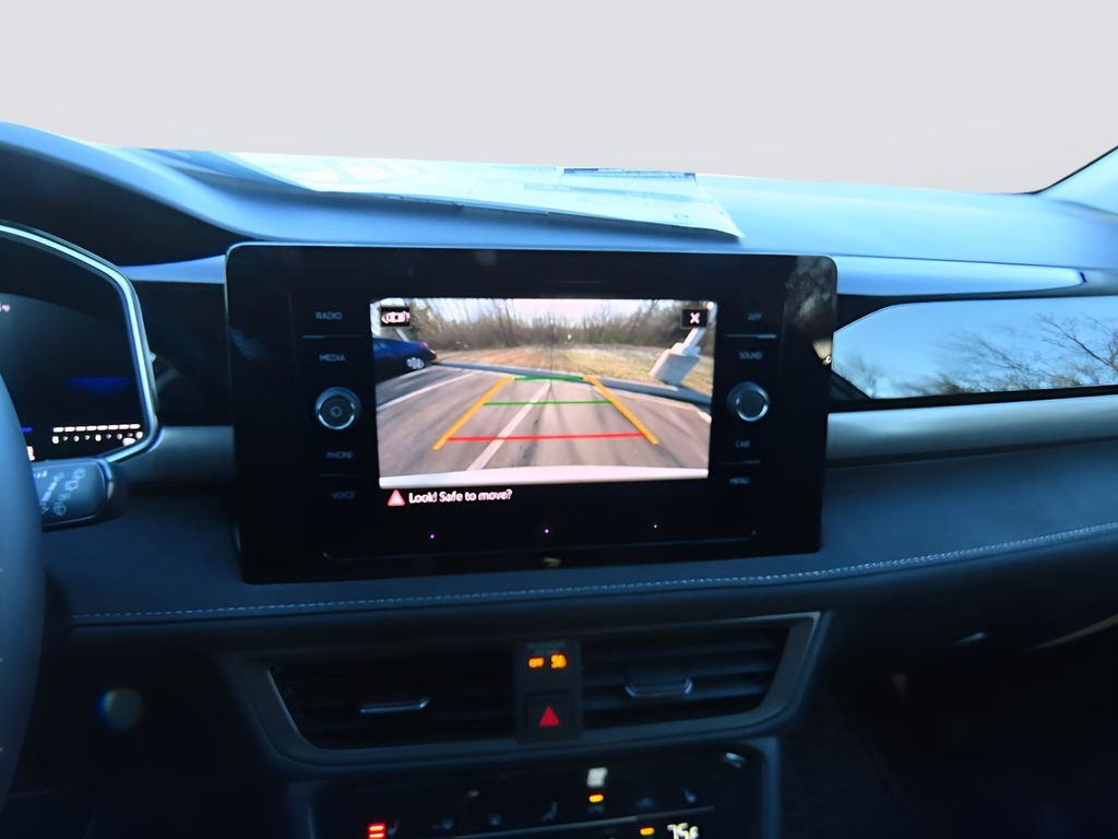 2025 Volkswagen Taos SE photo 22