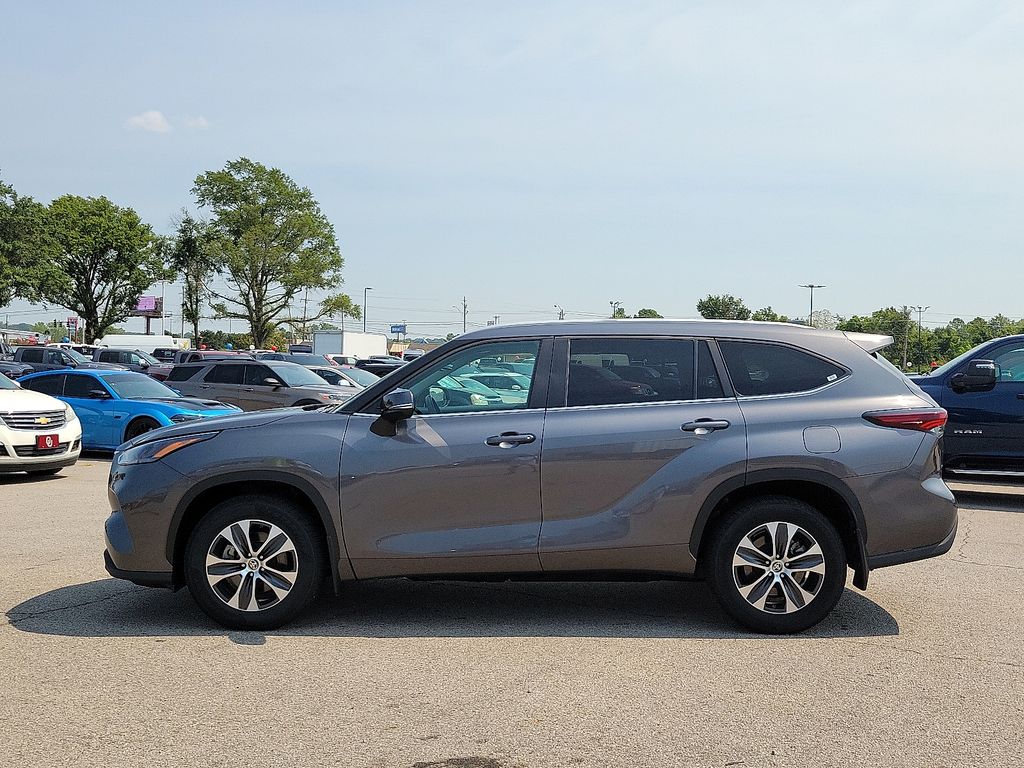 2024 Toyota Highlander XLE photo 2