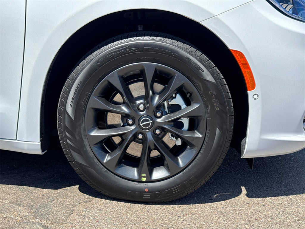 2025 Chrysler Pacifica photo 3