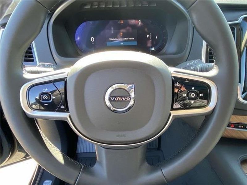 2025 Volvo XC90 AWD Plus photo 17