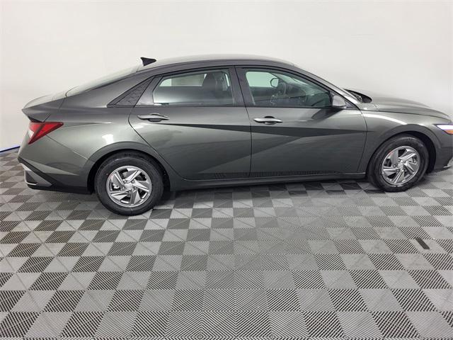 2025 Hyundai Elantra SE photo 5